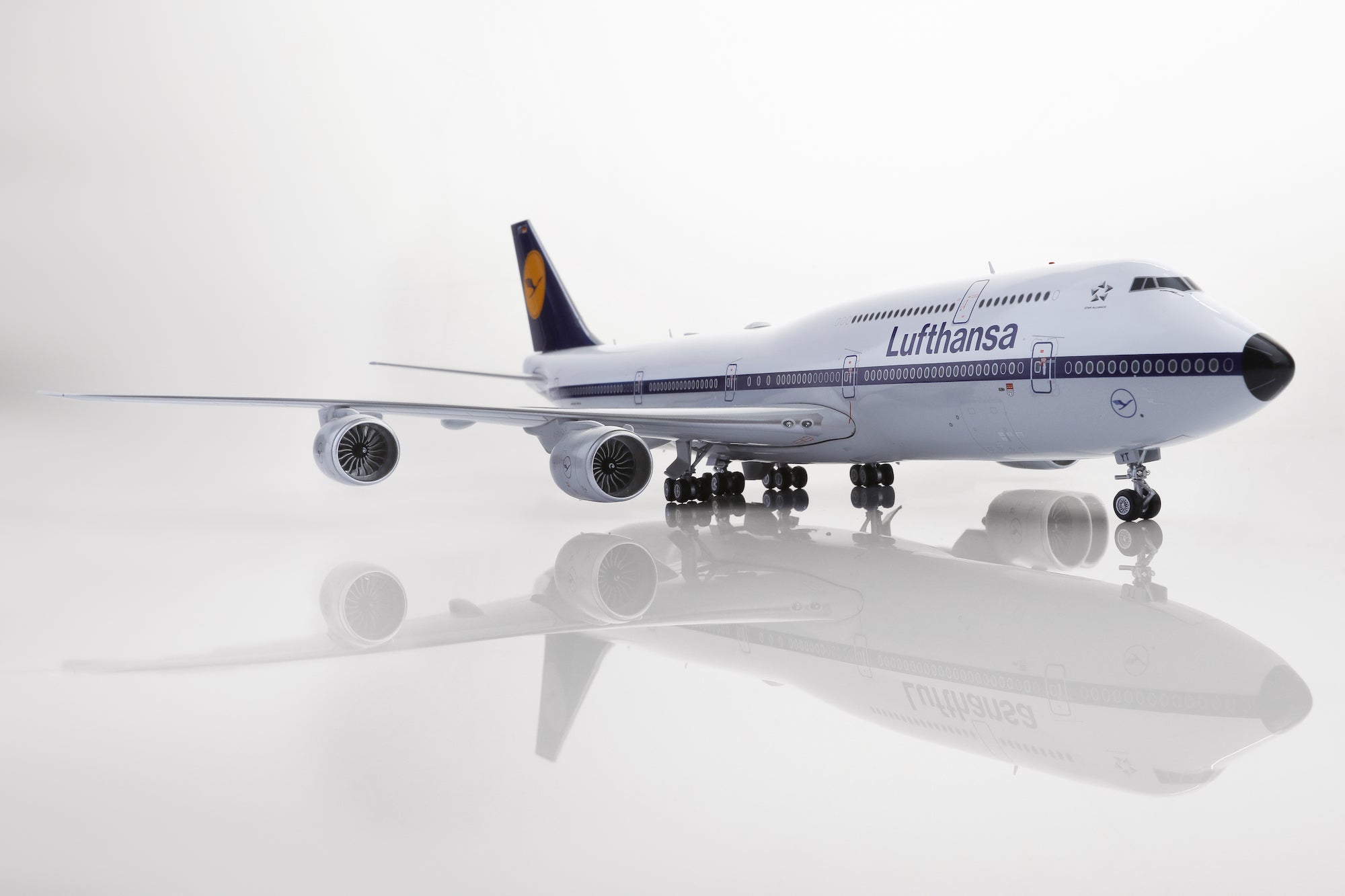 Lufthansa B747-8 D-ABYT diecast aircraft model