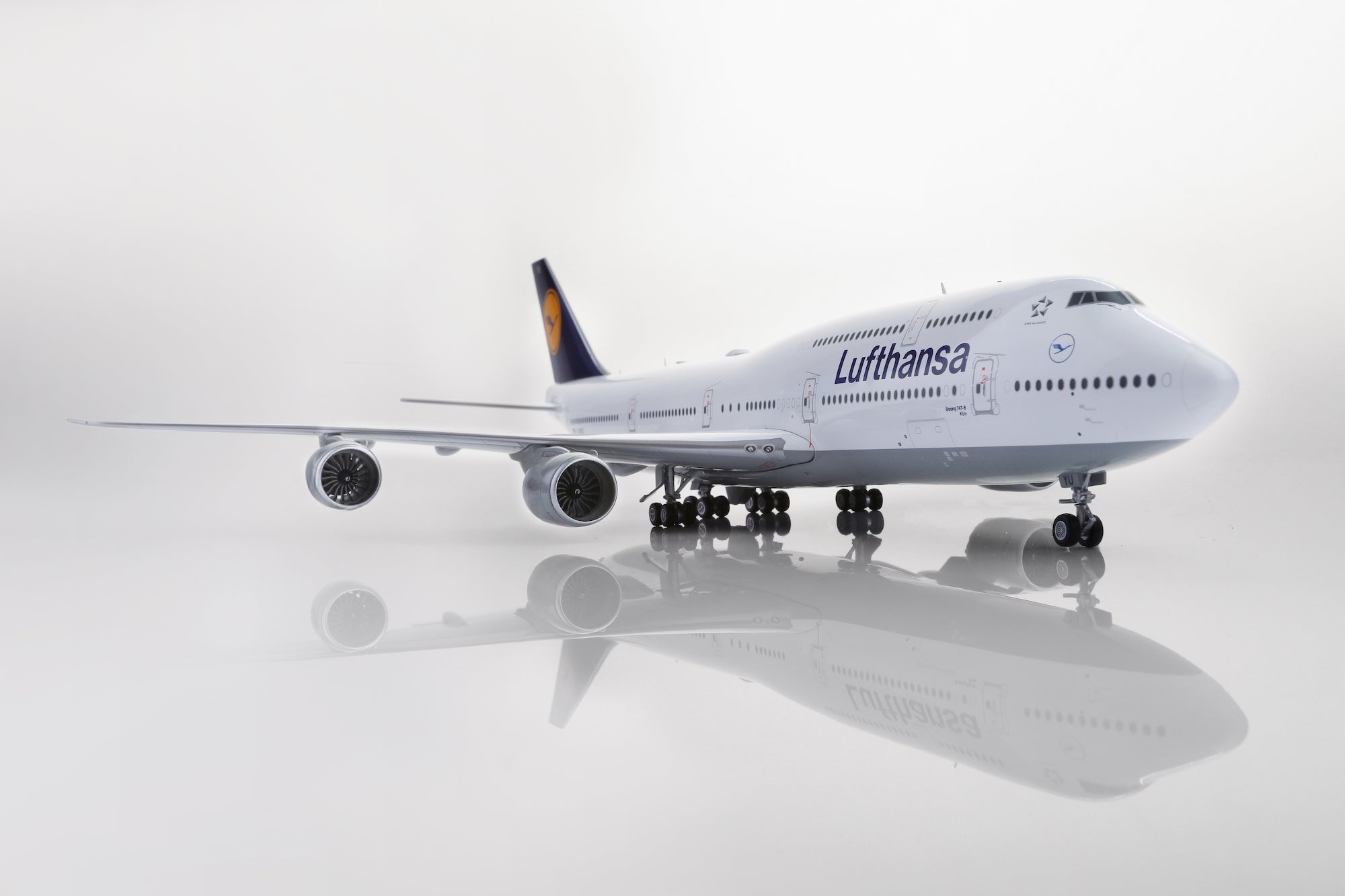 Lufthansa B747-8 D-ABYU diecast aircraft model