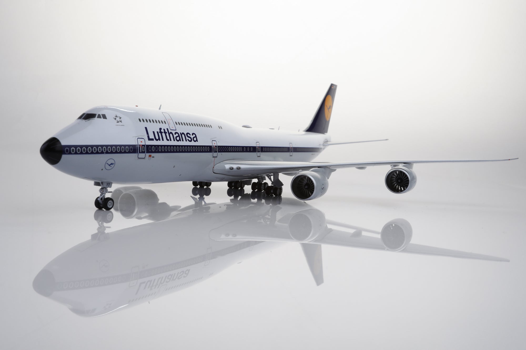 Lufthansa B747-8 D-ABYT diecast aircraft model