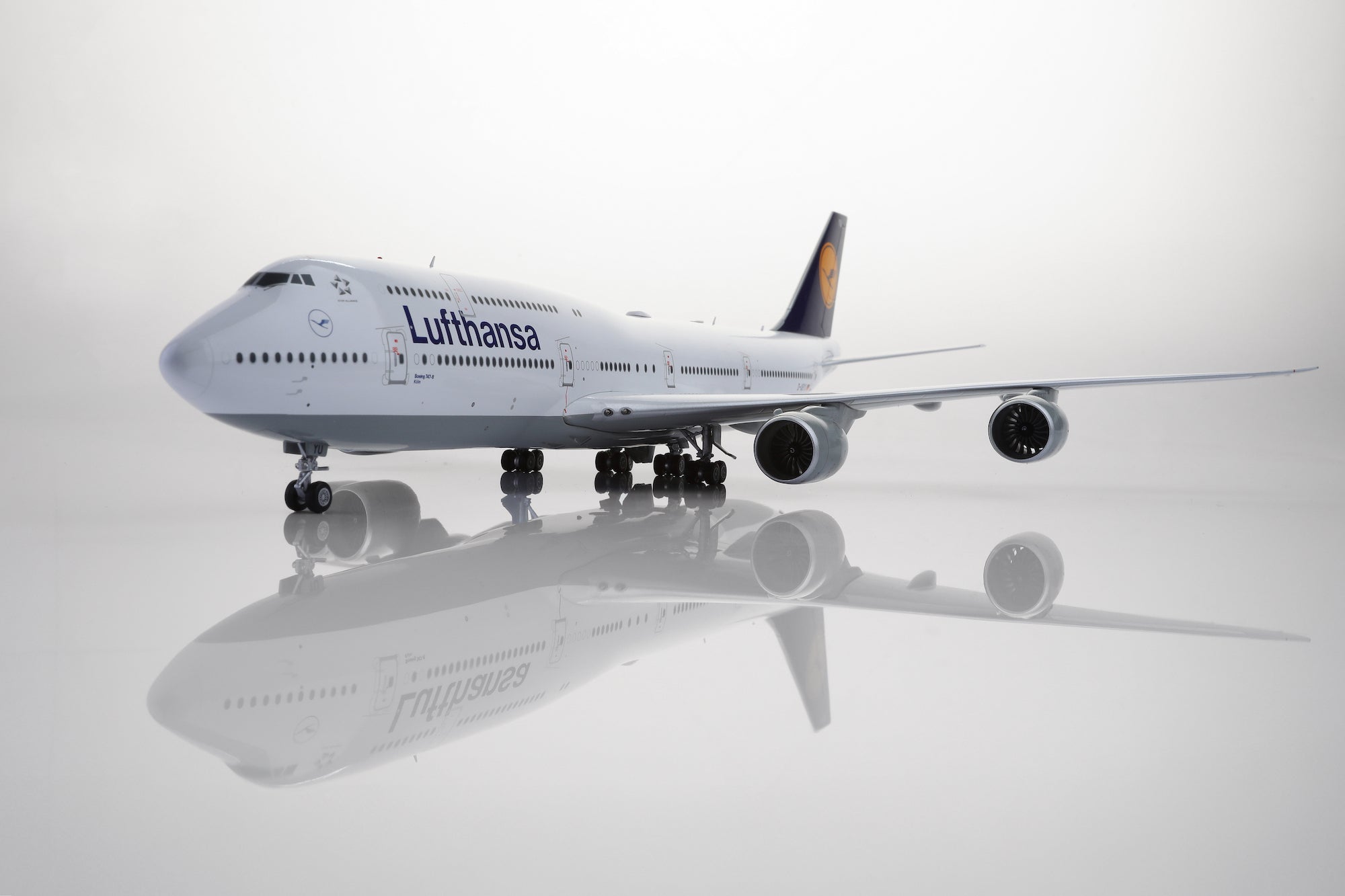 Lufthansa B747-8 D-ABYU diecast aircraft model
