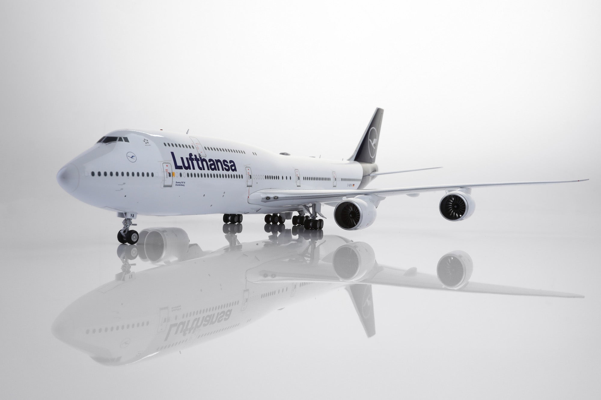 Lufthansa B747-8 D-ABYA diecast aircraft model