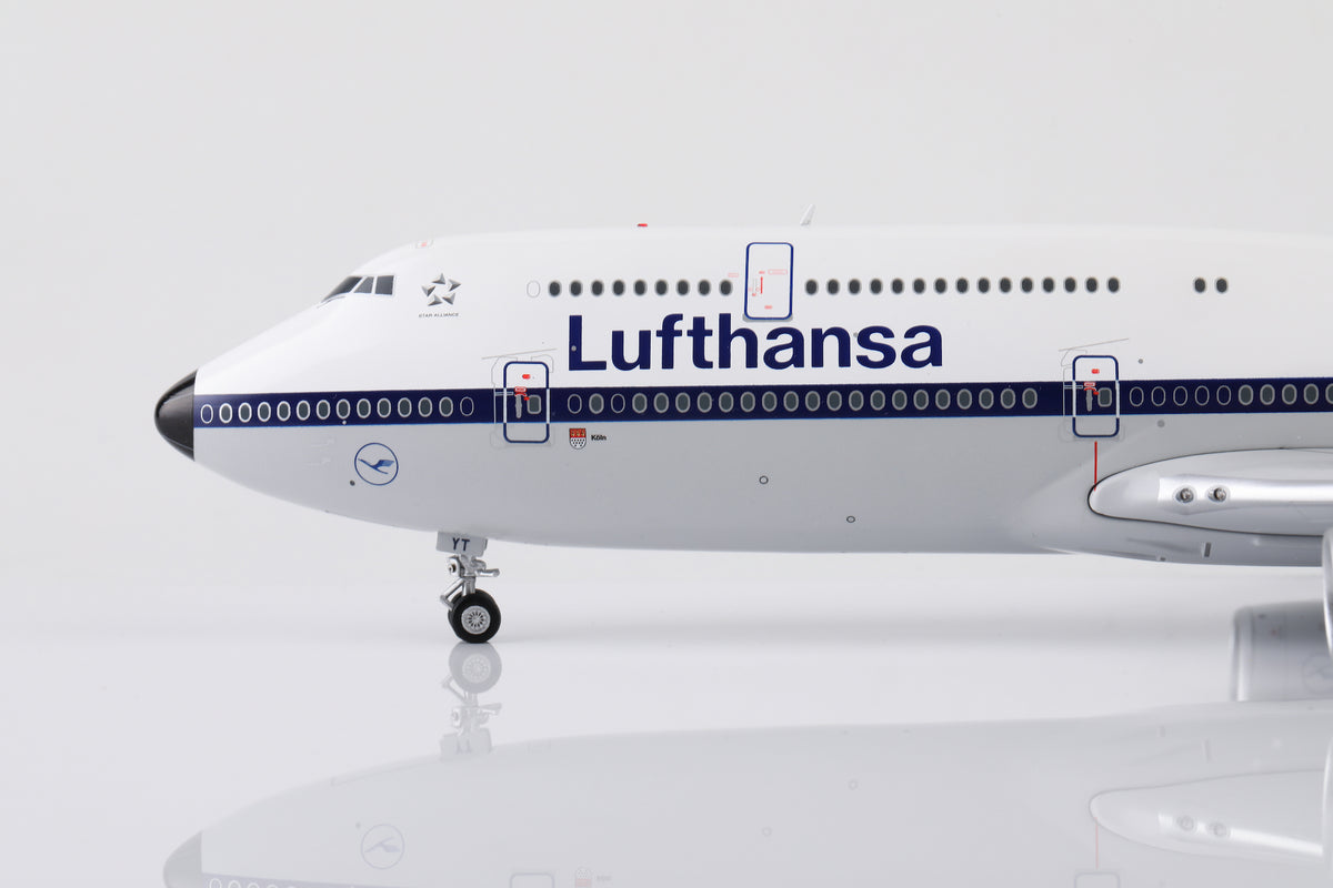 Lufthansa B747-8 D-ABYT diecast aircraft model